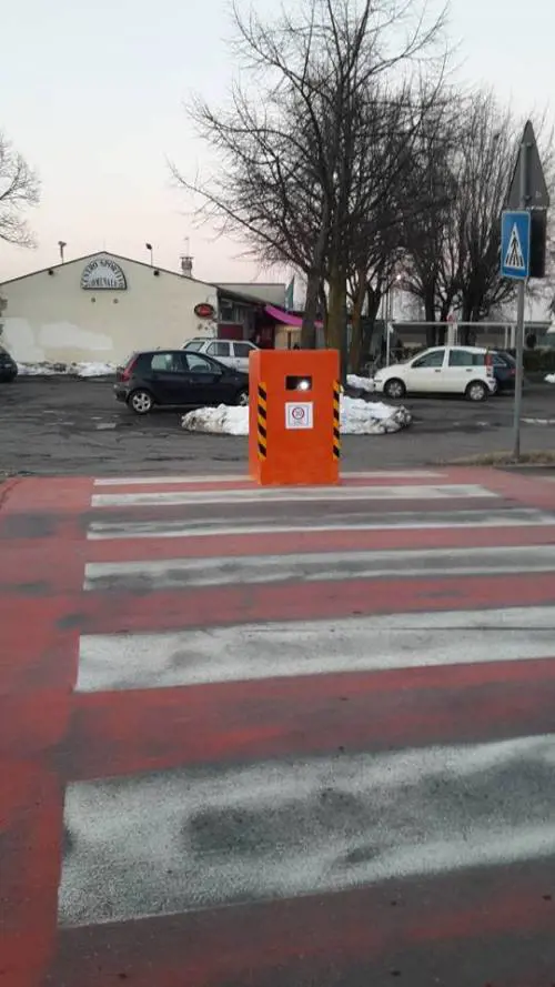Carnevale, si veste da autovelox per scherzo: traffico in tilt