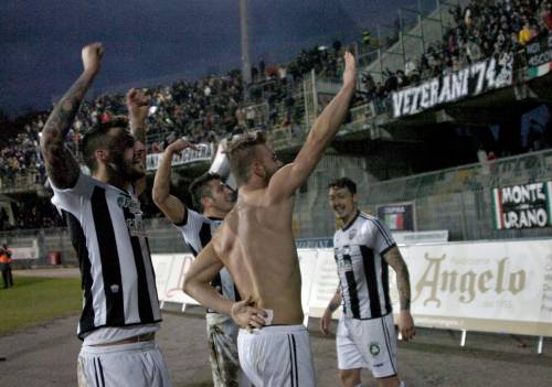 Ascoli, esulta dopo il gol con un saluto romano
