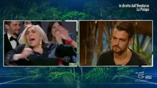 Isola, Mara Venier campionessa di gaffe: il segreto di Playa desnuda è rivelato 