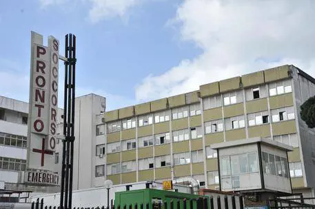 Napoli, ancora malasanità: muore su una barella in corridoio dopo un intervento al femore