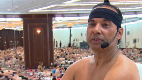 Il guru dello yoga "hot" Bikram accusato di violenze da sei donne
