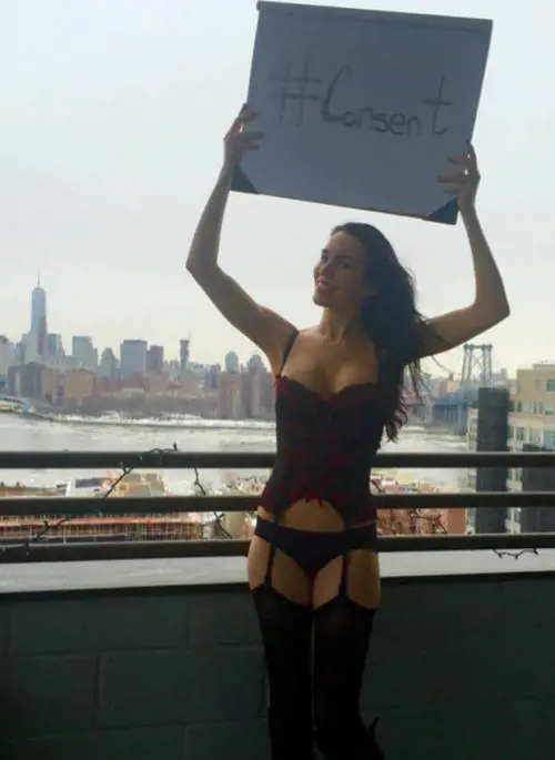 L'attrice perde la scommessa su 50 sfumature di grigio e posa nuda sul balcone