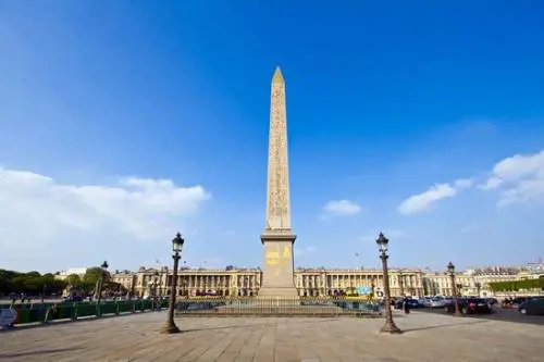 I droni volano di nuovo su Parigi "Tre giornalisti in arresto"
