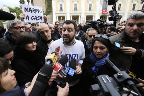Studentesse contro Salvini: "Vattene, fascista". Lui risponde con i baci