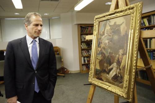 Il vice procuratore di New York con il dipinto del Tiepolo