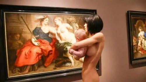 Milo Moire gira nuda al museo