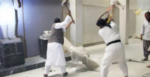 In Iraq lo scempio dell'Isis. Statue distrutte a martellate