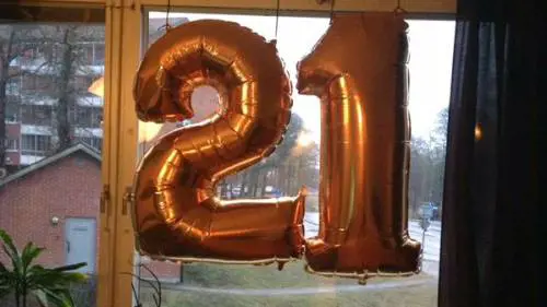 I palloncini sembrano la sigla dell'Isis, la polizia irrompe alla festa di compleanno