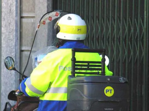 Poste, il nuovo piano annuncia la chiusura di 455 sportelli