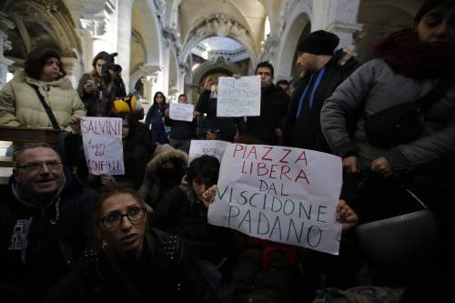 Occupano la basilica di piazza del Popolo: "Mai con Salvini"