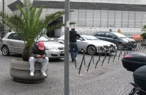 Napoli, 2 euro a parcheggio. Arriva il posteggiatore abusivo dei "passeggini"