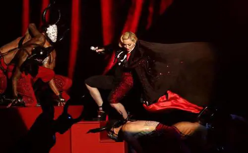 Scintille tra Madonna e Armani: "Il laccio era troppo stretto"