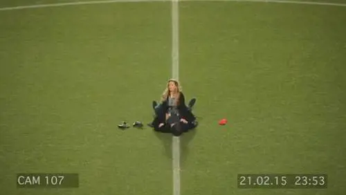 Sesso a centrocampo ripreso dalle telecamere: ma è una pubblicità