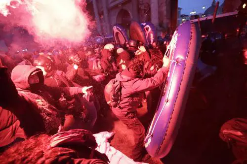 Lega assediata dagli antagonisti Salta il corteo, comizio blindato