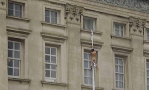 Londra, uomo nudo si cala con un lenzuolo da Buckingham Palace