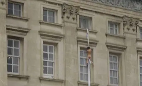 Londra, uomo nudo si cala con un lenzuolo da Buckingham Palace