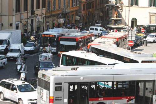 Roma, ragazzo di 21 anni travolto ed ucciso da un autobus in centro