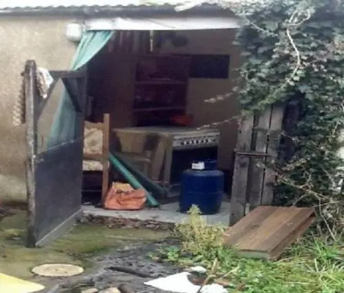 Famiglia di marocchini le occupa casa: 60enne se la ritrova distrutta