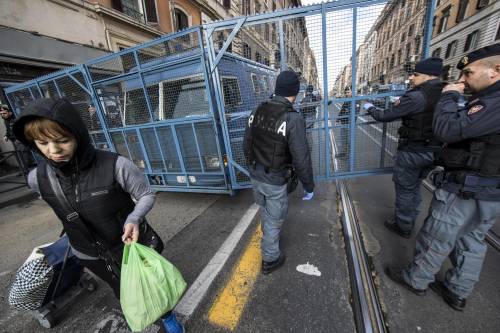 Roma blindata, la polizia usa le gabbie