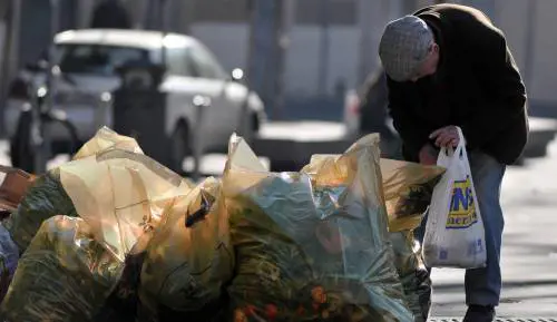 La truffa degli abiti per i poveri. Rivenduti con profitti da 3 milioni di euro