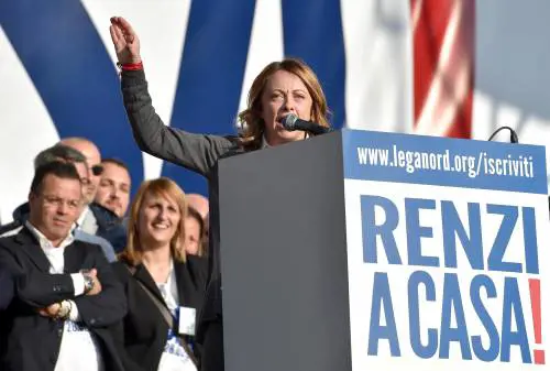 Giorgia Meloni con lo chador nelle contrade siciliane