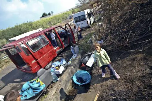 Lucca, la protesta di Forza Italia: soldi ai rom, tasse ai cittadini