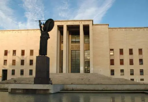 Cadaveri nei corridori dell'obitorio: chiusa medicina legale alla Sapienza
