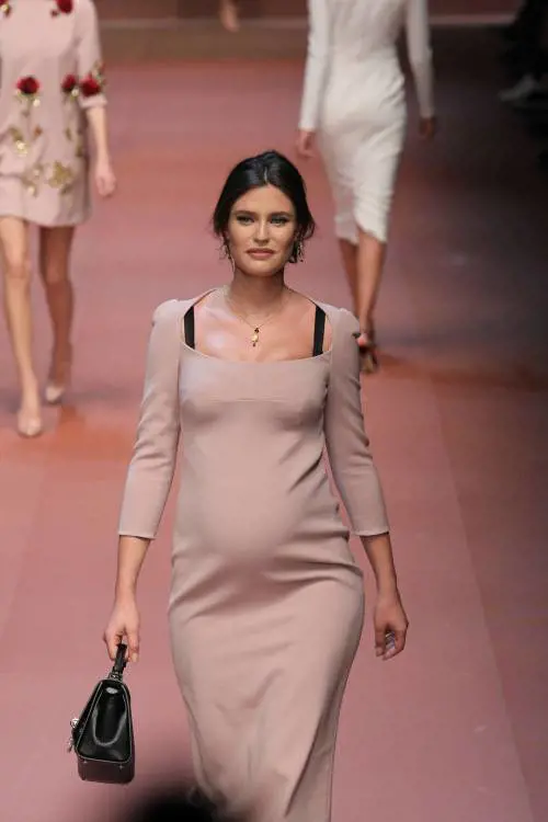 Bianca Balti sfila al sesto mese di gravidanza