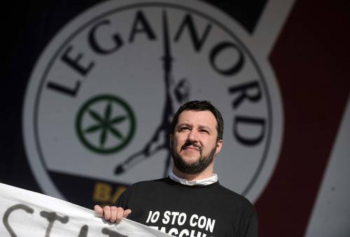 Salvini contro Mattarella: "È il presidente dei clandestini?"