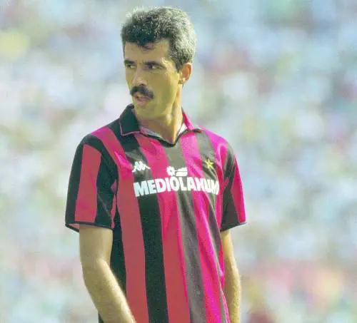 Da San Siro alla cucina: l'ex bomber con i baffi vende vini e formaggi