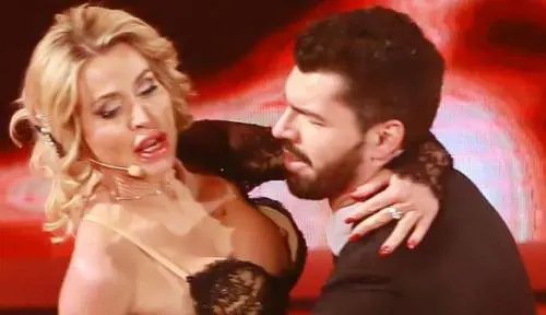 Valeria Marini fuori di seno a Notti sul ghiaccio