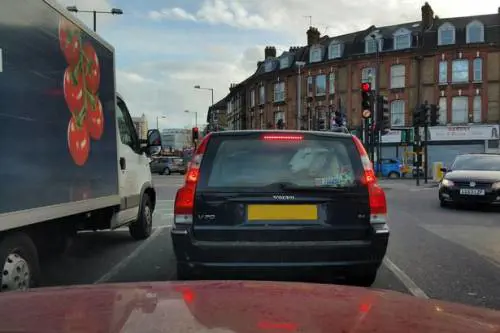Uomo trasporta una pecora in auto in giro per Londra