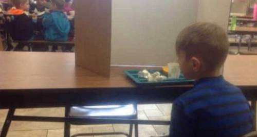Bimbo di sei anni arriva in ritardo a scuola. ​E viene punito 