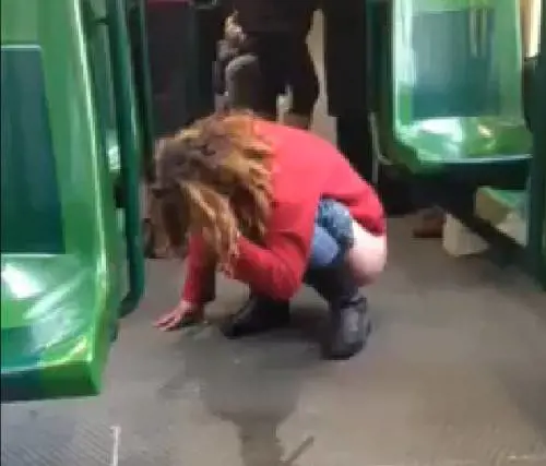 Fa i bisogni sul tram tra l'indifferenza dei passeggeri