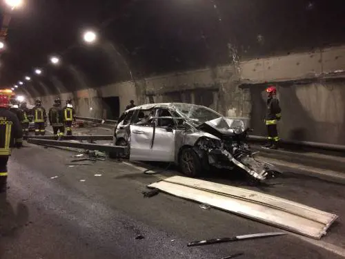 In Valcamonica un camion perde il carico e travolge 5 auto, 2 morti