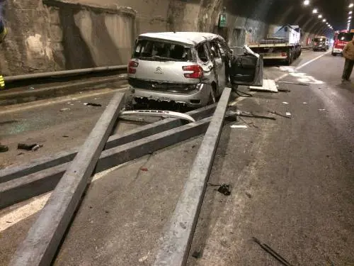 Tragedia nel Bresciano. Camion perde il carico: 2 morti, grave un bimbo