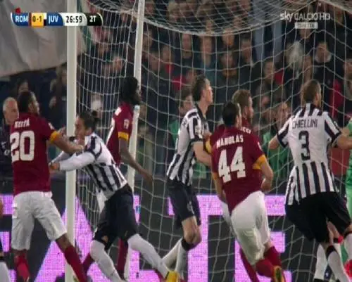 La Juve tiene la Roma a -9. Pari all'Olimpico