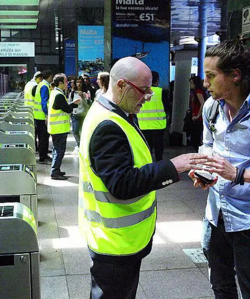 Chiedono i biglietti, vengono insultati