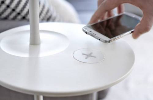 La rivoluzione di Ikea: i mobili caricheranno lo smartphone