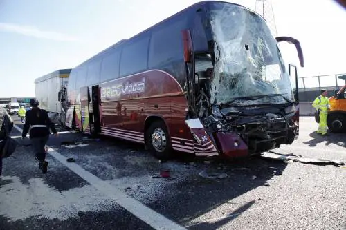 Schianto sulla A4: coinvolto un pullman con una scolaresca