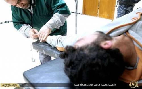 Isis, i jihadisti amputano la mano a un ladro