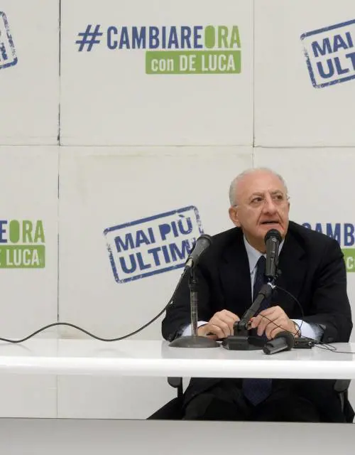 De Luca se la prende con Saviano: "Inventa la camorra dove non c'è"