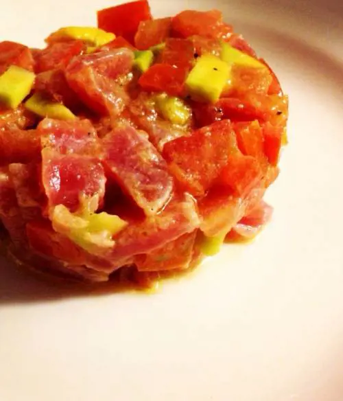 Tartare di tonno con avocado e pomodoro