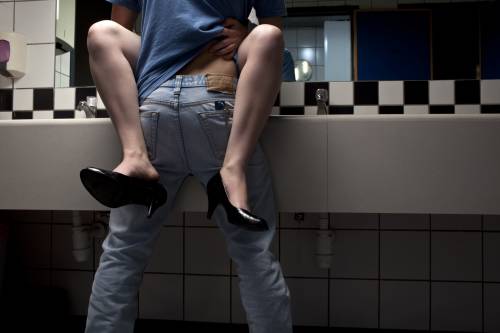 Filmata mentre fa sesso in bagno: il video spopola su WhatsApp