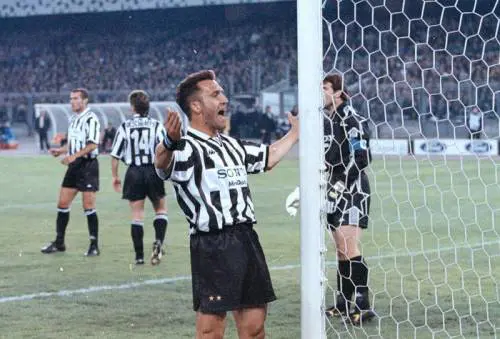 I tifosi della Juve contro l'ex Di Livio: "È romanista, via la stella dallo Stadium"