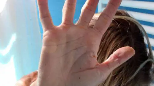 Sputi e calci in classe a una ragazzina disabile. E l'insegnante non fa nulla