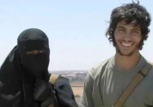 Così l'Isis "seduce" ​le giovani occidentali