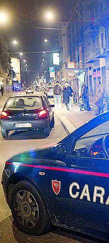 La fidanzata è troppo bella, lui la chiude in casa