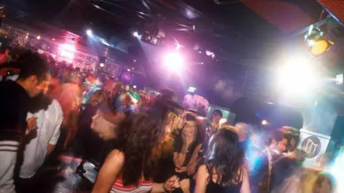 La meningite colpisce in discoteca