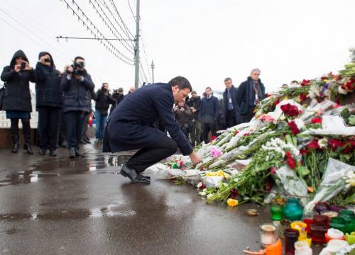 Renzi depone fiori sul luogo dell'assassinio di Nemstov (nomfup da Twitter)